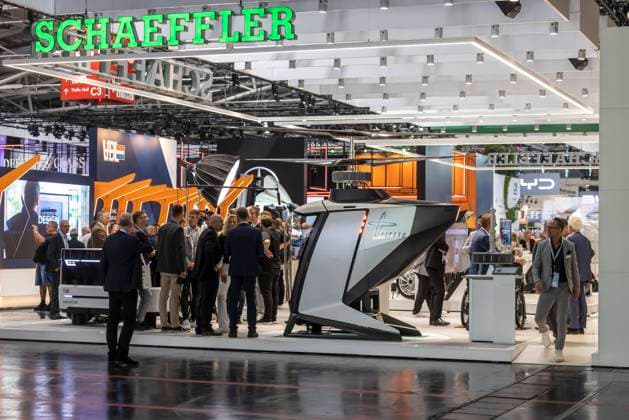 IAA MOBILITY MUNICH 2023. Stand des Zulieferers Schaeffler. Die Fahrzeugmesse steht ganz im Zeichern von E-Mobilität sowie alternativen Antriebstechnologien. 10.09.2023: München, Bayern, Deutschland, Europa *** IAA MOBILITY MUNICH 2023 Stand of supplier Schaeffler The vehicle trade fair is all about e-mobility and alternative drive technologies 10 09 2023 Munich, Bavaria, Germany, Europe