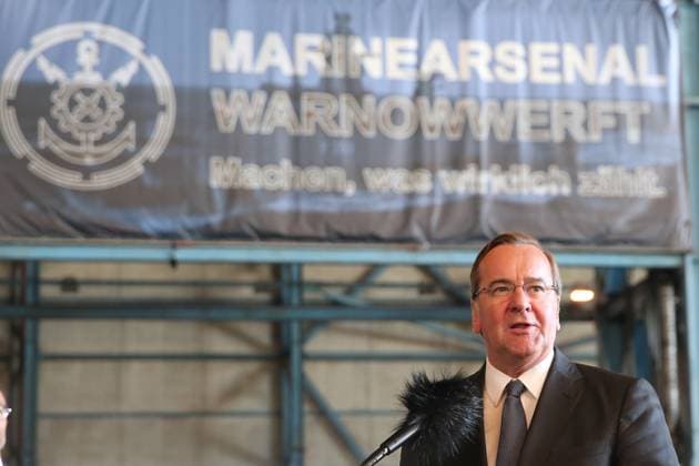 News Themen der Woche KW38 News Bilder des Tages Der Bundesminister der Verteidigung Boris Pistorius besucht am Donnerstag (21.09.2023) in Rostock, Ortsteil Warnemünde das örtliche Marinearsenal (MArs)-Warnowwerft. Dort informiert er sich über den Auftrag, die Auslastung und die Infrastruktur am Standort. Dort werden Eigeninstandsetzungen von Schiffen und Booten der Deutschen Marine durchgeführt. Mittelfristig ist es dabei ein Ziel, die materielle Einsatzbereitschaft der seegehenden Einheiten der Marine und somit die Fähigkeit zur Landes- und Bündnisverteidigung signifikant zu erhöhen. Hier im Bild Pressestatement des Ministers *** The Federal Minister of Defense Boris Pistorius visits the local naval arsenal MArs Warnowwerft on Thursday 21 09 2023 in Rostock, district Warnemünde