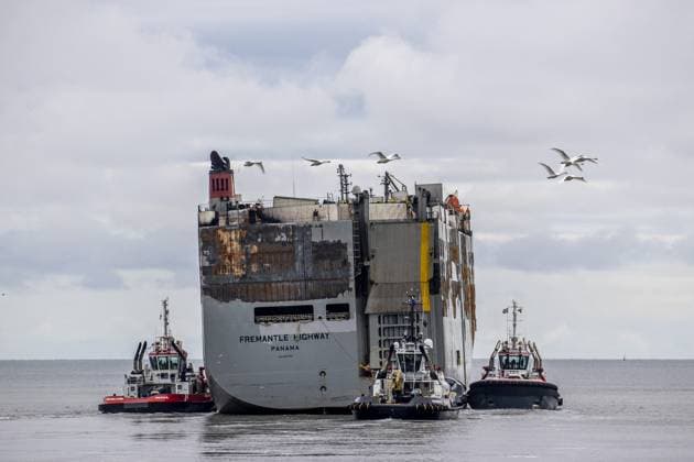 Bilder des Jahres 2023, News 09 September News Themen der Woche KW38 News Bilder des Tages Niederlande, Abgebrannter Autofrachter Fremantle Highway verlässt Eemshaven EEMSHAVEN - The Fremantle Highway is being towed from the Eemshaven to the port of Rotterdam. The cargo ship is further dismantled in the port of Rotterdam. Earlier, a fire broke out on the ship, north of Ameland. One person was killed and several people were injured. The ship was carrying more than 3,700 cars at the time of the fire. ANP VINCENT JANNINK netherlands out - belgium out  Copyright: xx x478872817x originalFilename: 478872817.jpg