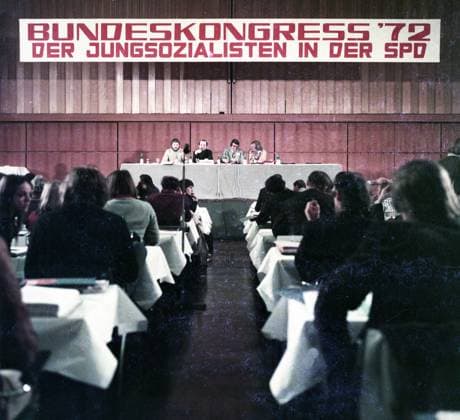 Archivbilder der Woche KW38 Ereignisse und Personen aus 70er Jahre DEU, Deutschland: Die historischen Farbfotos aus den Zeiten der 70er Jahre zeigen Ereignisse und Personen aus Politik, Kultur, Gewerkschaften, Arbeitsleben, Medizin u.a. Dortmund. SPD-Jusokongress 1972 DEU, Germany: The historical color photos from the 1970s show events and people from politics, culture, trade unions, working life, medicine, etc. *** Events and people from 70s DEU, Germany The historical color photos from the 1970s show events and people from politics, culture, trade unions, working life, medicine, etc Dortmund SPD Jusokongress 1972 DEU, Germany The historical color photos from the 1970s show events and people from politics, culture, trade unions, working life, medicine, etc