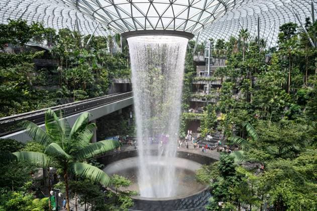 31.07.2023, Singapur, Republik Singapur, Asien - Innengarten des Shiseido Forest Valley mit dem Regenstrudel des Indoor-Wasserfall Rain Vortex im Zentrum des modernen Jewel Terminal am Flughafen Singapur-Changi. Jewel Changi ist ein Unterhaltungs- und Einzelhandelskomplex mit Naturbezug, der von den Passagierterminals T1, T2 und T3 des Flughafens Changi umgeben und mit ihnen verbunden ist. *** 31 07 2023, Singapore, Republic of Singapore, Asia Indoor garden of Shiseido Forest Valley with indoor waterfall Rain Vortex at the center of the modern Jewel Terminal at Singapore Changi Airport Jewel Changi is a nature-themed entertainment and retail complex surrounded by and connected to Changi Airports passenger terminals T1, T2 and T3
