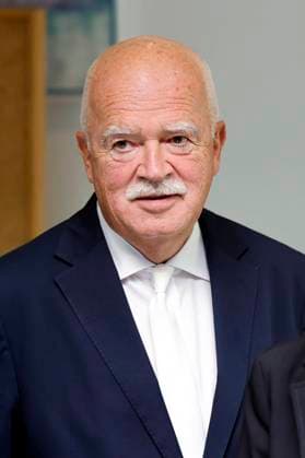 Anwalt Peter Gauweiler, Verteidiger von Bankier Christian Olearius, bei dessen Prozess vor dem Bonner Landgericht. Olearius muss sich verantworten wegen des Vorwurfs besonders schwerer Steuerhinterziehung. Er soll als persönlich haftender Gesellschafter der Privatbank Warburg aktiv in den Cum-Ex-Skandal verstrickt sein. Der Prozess ist auch politisch bristant, da der Name Olaf Scholz 27 mal in der Anklageschrift auftaucht. Bonn, 18.09.2023 NRW Deutschland *** Attorney Peter Gauweiler, defense attorney for banker Christian Olearius, at his trial before the Bonn Regional Court Olearius must answer charges of particularly serious tax evasion He is alleged to be actively involved in the Cum Ex scandal as a personally liable partner of the pr Copyright: xChristophxHardtx