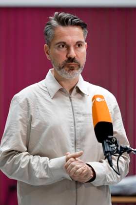 Politiker Fabio De Masi (parteilos) als Beobachter beim Prozess von Christian Olearius vor dem Bonner Landgericht. Der Bankier muss sich verantworten wegen des Vorwurfs besonders schwerer Steuerhinterziehung. Er soll als persönlich haftender Gesellschafter der Privatbank Warburg aktiv in den Cum-Ex-Skandal verstrickt sein. Der Prozess ist auch politisch bristant, da der Name Olaf Scholz 27 mal in der Anklageschrift auftaucht. Bonn, 18.09.2023 NRW Deutschland *** Politician Fabio De Masi non-party as an observer at the trial of Christian Olearius before the Bonn Regional Court The banker must answer for the accusation of particularly serious tax evasion He is alleged to be actively involved in the Cum Ex scandal as a personally liable par Copyright: xChristophxHardtx