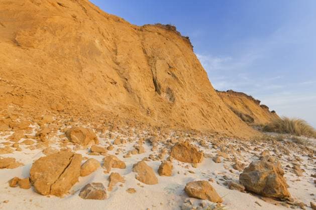 Creative Highlights World Rotes Kliff, Rote Kliff, 30 Meter hohe Steilküste zwischen Wenningstedt und Kampen auf der deutschen Nordseeinsel Sylt, Schleswig Holstein, Deutschland, Europa *** Red Cliff, red Cliff, 30 Meter high Steep coast between Wenningstedt and Kampen at the Germans North Sea island Sylt, Schleswig Holstein, Germany, Europe Copyright: imageBROKER/alimdix/xArterrax/xSven-ErikxArndt ibltsm09656775.jpg