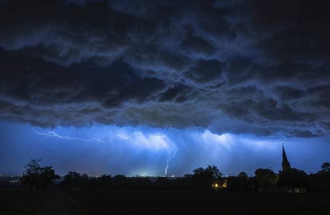 News Bilder des Tages GEWITTER MIT STARKREGEN *** NUR FÜR REDAKTIONELLE ZWECKE *** EDITORIAL USE ONLY ***<p>21 09 2023-Gügleben: Eine Gewitterfront mit Starkregen zog in der Nacht zum Freitag über Thüringen, wie hier über Gügleben (Ilm-Kreis) fotografiert. Im Vordergrund ist die Dorfkirche St. Gangolf zu sehen. ( Deutschland Thueringen Gügleben Copyright: SaschaxFromm *** THUNDERSTORM WITH HEAVY RAIN FOR EDITORIAL PURPOSES ONLY EDITORIAL USE ONLY p 21 09 2023 Gügleben A thunderstorm front with heavy rain moved over Thuringia in the night to Friday, as photographed here over Gügleben Ilm district In the foreground the village church St Gangolf can be seen Germany Thueringen Gügleben Copyright SaschaxFromm Copyright: SaschaxFromm doc7s29bqmhj831hkb8b3vn ,EDITORIAL USE ONLY