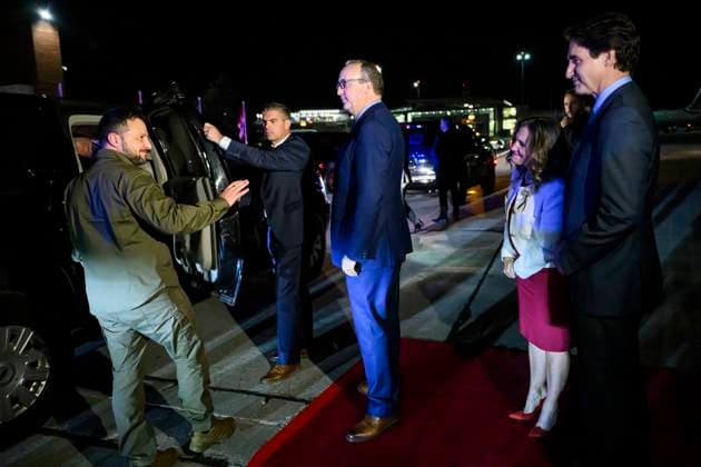 September 21, 2023, Ottawa, ON, CAN: Ukrainian President Volodymyr Zelenskyy waves towards Prime Minister Justin Trudeau and Deputy Prime Minister Chrystia Freeland, as he enters a motorcade vehicle after his arrival at the Ottawa airport for a visit to Canada, on Thursday, Sept. 21, 2023. Ottawa CAN  - ZUMAc35_ 20230921_zaf_c35_095 Copyright: xJustinxTangx