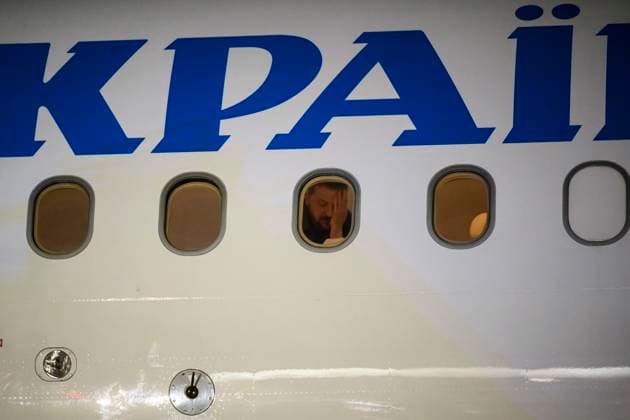 September 21, 2023, Ottawa, ON, CAN: Ukrainian President Volodymyr Zelenskyy speaks to his wife Olena Zelenska as she touches his face, as they prepare to deplane at the Ottawa airport for a visit to Canada, on Thursday, Sept. 21, 2023. Ottawa CAN  - ZUMAc35_ 20230921_zaf_c35_097 Copyright: xJustinxTangx