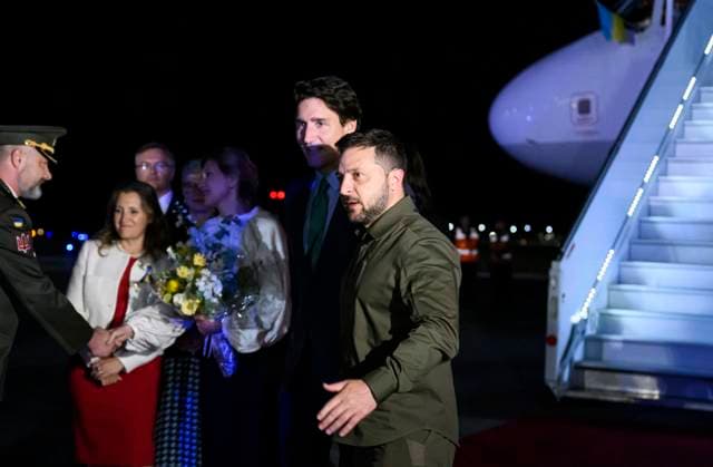 September 21, 2023, Ottawa, ON, CAN: Canadian Prime Minister Justin Trudeau walks with Ukrainian President Volodymyr Zelenskyy after his arrival at the Ottawa airport for a visit to Canada, on Thursday, Sept. 21, 2023. Ottawa CAN  - ZUMAc35_ 20230921_zaf_c35_100 Copyright: xJustinxTangx