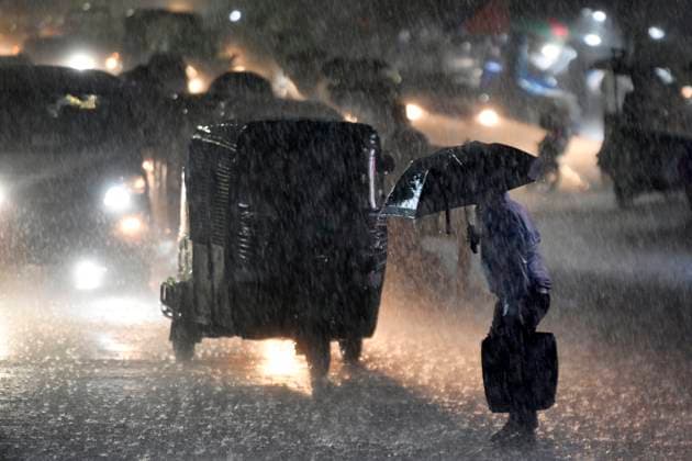 News Themen der Woche KW38 News Bilder des Tages Rainfall In Dhaka A man waits for transport during heavy rainfall in Dhaka, Bangladesh, on Thursday, September 21, 2023.A man waits for transport during heavy rainfall in Dhaka, Bangladesh, on Thursday, September 21, 2023. Dhaka Bangladesh  Copyright: xSyedxMahamudurxRahmanx originalFilename: rahman-notitle230921_nprob.jpg