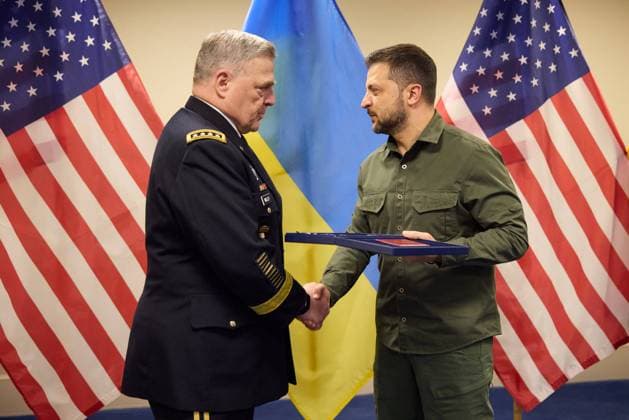 Zelensky Visits The Pentagon - Washington Handout photo shows Ukrainian President Volodymyr Zelensky shekes hands with Chairman of the Joint Chiefs of Staff General Mark Milley at the Pentagon in Washington, DC, USA on September 21, 2023. Photo by Ukrainian Presidency via ABACAPRESS.COM Washington DC United States  Copyright: xABACAx 868737_012 ABACAx 868737_012