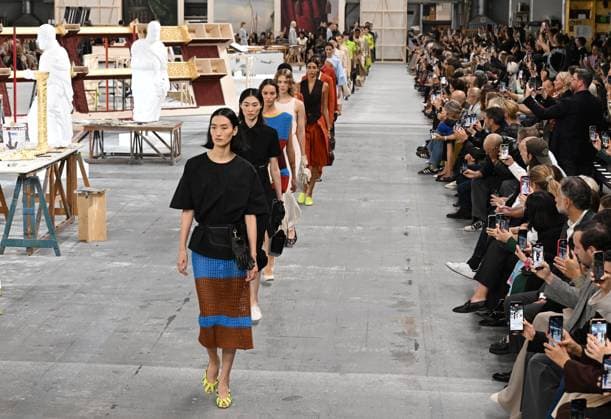 Entertainment Themen der Woche KW38 Entertainment Bilder des Tages September 22, 2023, Milan, Italy: Models present creations by Tod s during the Milan Fashion Week, in Milan, Italy, 22 September 2023. The Milan Fashion Week presents Spring Summer 2024 collections and runs from 19 to 25 September 2023. ANSA DANIEL DAL ZENNARO Milan Italy  - ZUMAa110 20230922_zaf_a110_010 Copyright: xDanielxDalxZennarox
