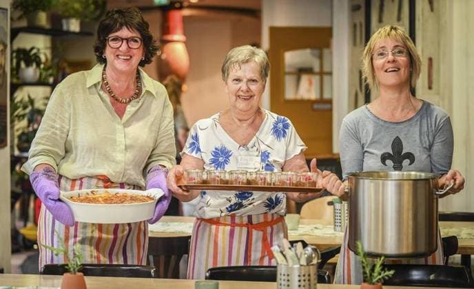 RECORD DATE NOT STATED RÜTTENSCHEID: Im Ronald McDonald Haus kochen Ehrenamtliche Helferinnen und bereiten ein schönes Abendessen für Familien mit krebskranken Kindern *** NUR FÜR REDAKTIONELLE ZWECKE *** EDITORIAL USE ONLY ***<p>Haben das Abendessen liebevoll gekocht: Heike van Ackern, Brigitte Rüdig (74) und Karola Welsing, von links, am Freitag, den 22. September 2023. RÜTTENSCHEID: Im Ronald McDonald Haus kochen Ehrenamtliche Helferinnen und bereiten ein schönes Abendessen für Familien mit krebskranken Kindern Deutschland NRW Essen Copyright: KerstinxKokoska *** RÜTTENSCHEID At the Ronald McDonald House, volunteers cook and prepare a nice dinner for families with children with cancer EDITORIAL USE ONLY p Have lovingly cooked the dinner Heike van Copyright: KerstinxKokoska doc7s2gw5ihtyaj9c5mogl ,EDITORIAL USE ONLY
