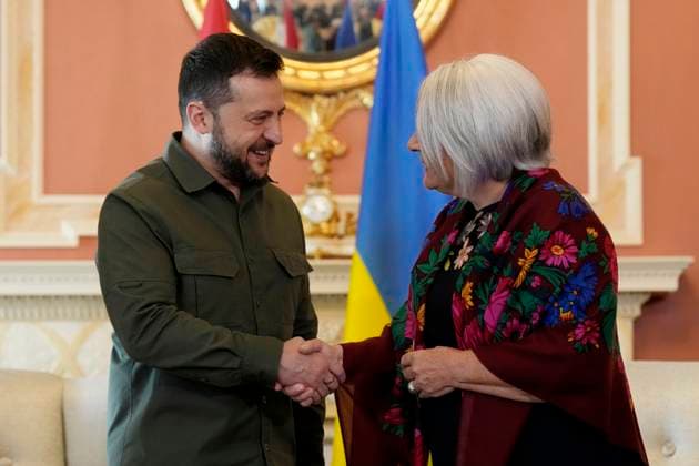 Kanada, Wolodymyr Selenskyj in Ottawa September 22, 2023, Ottawa, ON, Canada: Ukrainian President Volodymyr Zelenskyy, left, shakes hands with with Governor General Mary Simon in Ottawa on Friday, Sept. 22, 2023. Ottawa Canada  - ZUMAc35_ 20230922_zaf_c35_002 Copyright: xAdrianxWyldx