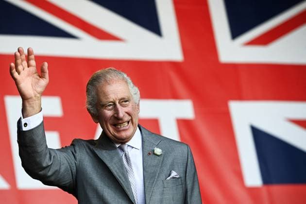 Entertainment Themen der Woche KW38 Entertainment Bilder des Tages König Charles III. und Camilla besuchen Frankreich, Tag 3 - Besuch in Bordeaux King Charles Visit To France - Place de la Bourse Britain s King Charles III waves to the crowd under a giant Union flag during a visit to a festival in celebration of British and French culture and business at Place de la Bourse in Bordeaux, southwestern France, on September 22, 2023. Britain s King Charles III and his wife Queen Camilla are on a three-day state visit starting on September 20, 2023, to Paris and Bordeaux, six months after rioting and strikes forced the last-minute postponement of his first state visit as king. Photo by Christophe ARCHAMBAULT Pool ABACAPRESS.COM Bordeaux Gironde France  Copyright: xArchambaultxChristophe Pool ABACAx 868820_025 ArchambaultxChristophe Pool ABACAx 868820_025