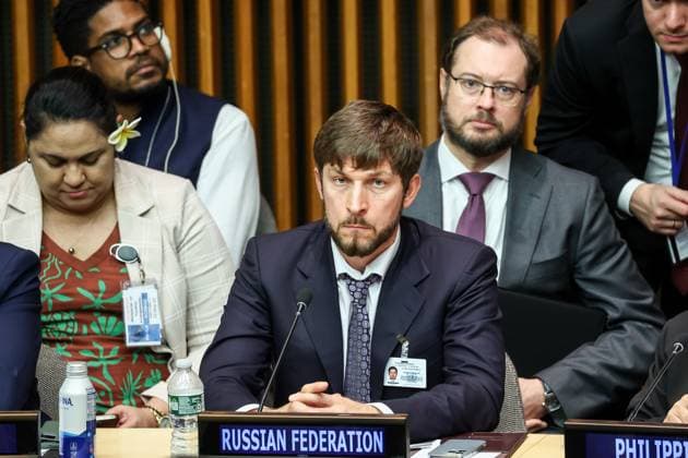 News Themen der Woche KW38 News Bilder des Tages UN Generalversammlung in New York City - Ministerkonsultationen USA, NEW YORK CITY - SEPTEMBER 22, 2023: Ruslan Edelgeriyev (front), adviser to the President of the Russian Federation on climate issues, and Russia s Deputy Permanent Representative to the UN Dmitry Chumakov attend ministerial consultations on funding arrangements for responding to loss and damage on the sidelines of the 78th session of the United Nations General Assembly at the UN headquarters. Valery Sharifulin TASS  62488624