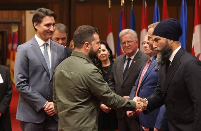 Kanada, Justin Trudeau trifft Wolodymyr Selenskyj in Ottawa September 22, 2023, Ottawa, ON, Canada: Ukrainian President Volodymyr Zelenskyy is greeted by NDP Leader Jagmeet Singh while Prime Minister Justin Trudeau looks on as they arrive at a signing ceremony on Parliament Hill in Ottawa on Friday, Sept. 22, 2023. Ottawa Canada  - ZUMAc35_ 20230922_zaf_c35_051 Copyright: xPatrickxDoylex