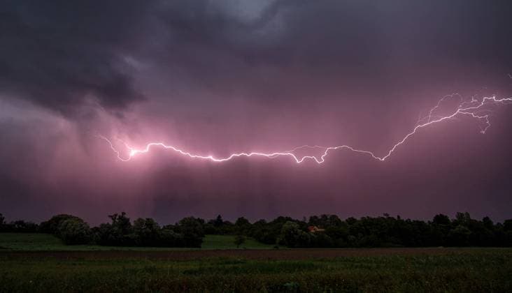 Gewitter in Hessen Blitze eines Gewitters sind am Abendhimmel bei einem Gewitter zu sehen. (Bestmögliche Qualität aus Videostandbild), Bad Homburg Hessen Deutschland *** Thunderstorm in Hesse Lightning of a thunderstorm can be seen in the evening sky during a thunderstorm Best possible quality from video still image , Bad Homburg Hesse Germany
