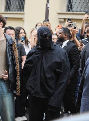 - Milan, 22-09-2023 Kanye West leaves the Zanotti showroom in via Montenapoleone, where a huge crowd awaits him to get a souvenir photo MILAN -  Copyright: xIPA ABACAx BRIPA20230922_1253 IPA ABACAx BRIPA20230922_1253