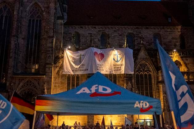 News Themen der Woche KW38 News Bilder des Tages 22.09.2023, AfD Kundgebung, Nürnberg: Anlässlich einer Wahlkampfkundgebung der rechtsextremen Partei Alternative für Deutschland (AfD) kamen am Freitagabend rund 70 Personen auf den Sebalder Platz vor der Sebalduskirche. Demgegenüber protestierten rund 300 Personen gegen die Rechtsextremisten. Sebalder Platz Bayern Deutschland AfD Kundgebung Nürnberg 22092023-05 *** 22 09 2023, AfD rally, Nuremberg On the occasion of an election campaign rally of the far-right party Alternative for Germany AfD, about 70 people came to Sebalder Platz in front of the Sebaldus Church on Friday evening In contrast, about 300 people protested against the right-wing extremists Sebalder Platz Bavaria Germany AfD rally Nuremberg 22092023 05