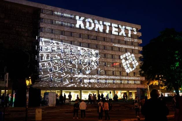 Lichterfestival 21.09.2023, Chemnitz, Innenstadt.Nichts muss bleiben, wie es ist: Ganz besonders in Chemnitz nicht. Das erste Lichterfestival Chemnitz unter dem Namen Â»Light our VisionÂ« lädt anlässlich der Europäischen Kulturhauptstadt 2025 ein: Drei Abende voller Kunst, Inspiration und Visionen, an denen alle Chemnitzer:innen und Besucher:innen, die Innenstadt und ihre verborgenen Potenziale in einem neuen Licht entdecken können. Berlin, New York oder Peking erstrahlen an mehreren Tagen im Jahr in einem besonderen Licht und ziehen so Millionen Menschen weltweit in ihren Bann. Chemnitz Sachsen BRD *** Festival of Lights 21 09 2023, Chemnitz, city center Nothing has to stay the way it is Especially not in Chemnitz The first Festival o