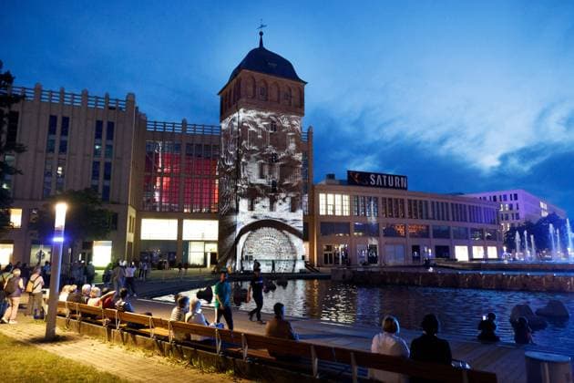 Lichterfestival 21.09.2023, Chemnitz, Innenstadt.Nichts muss bleiben, wie es ist: Ganz besonders in Chemnitz nicht. Das erste Lichterfestival Chemnitz unter dem Namen Â»Light our VisionÂ« lädt anlässlich der Europäischen Kulturhauptstadt 2025 ein: Drei Abende voller Kunst, Inspiration und Visionen, an denen alle Chemnitzer:innen und Besucher:innen, die Innenstadt und ihre verborgenen Potenziale in einem neuen Licht entdecken können. Berlin, New York oder Peking erstrahlen an mehreren Tagen im Jahr in einem besonderen Licht und ziehen so Millionen Menschen weltweit in ihren Bann. Chemnitz Sachsen BRD *** Festival of Lights 21 09 2023, Chemnitz, city center Nothing has to stay the way it is Especially not in Chemnitz The first Festival o