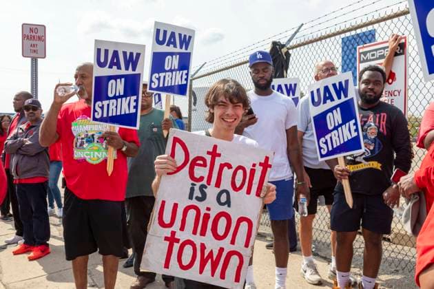 September 22, 2023, Center Line, Michigan, USA: Center Line, Michigan USA - 22 September 2023 - The United Auto Workers escalated their dispute with the Detroit 3 auto makers by striking 38 General Motors and Stellantis parts distribution plants in 20 states, including the Stellantis parts facility in Center Line, Michigan. Center Line USA - ZUMAw66_ 20230922_zaf_w66_014 Copyright: xJimxWestx