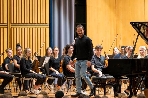 22.09.2023, Internationales Klassikfestival: Festival der Nationen 2023, im Kurhaus Bad Wörishofen im Unterallgäu, Vorsicht Klassik - Das große Schulkonzert für Schülerinnen und Schüler im Kursaal mit Igor Levit mit dem vbw-Festivalorchester 22.09.2023, Klassikfestival Bad Wörishofen 22.09.2023, Klassikfestival Bad Wörishofen
