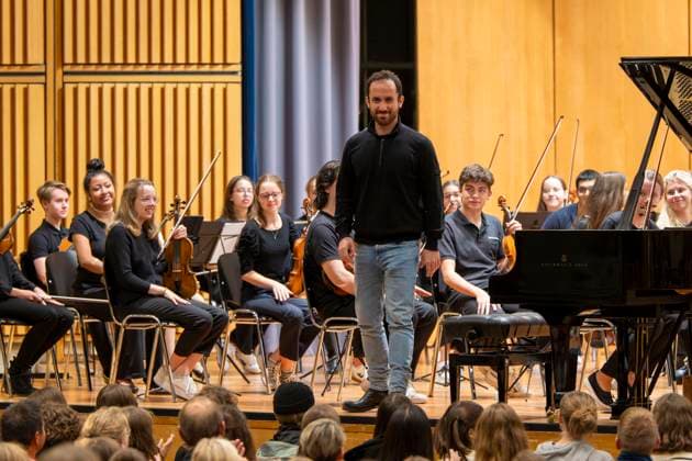 22.09.2023, Internationales Klassikfestival: Festival der Nationen 2023, im Kurhaus Bad Wörishofen im Unterallgäu, Vorsicht Klassik - Das große Schulkonzert für Schülerinnen und Schüler im Kursaal mit Igor Levit mit dem vbw-Festivalorchester 22.09.2023, Klassikfestival Bad Wörishofen 22.09.2023, Klassikfestival Bad Wörishofen