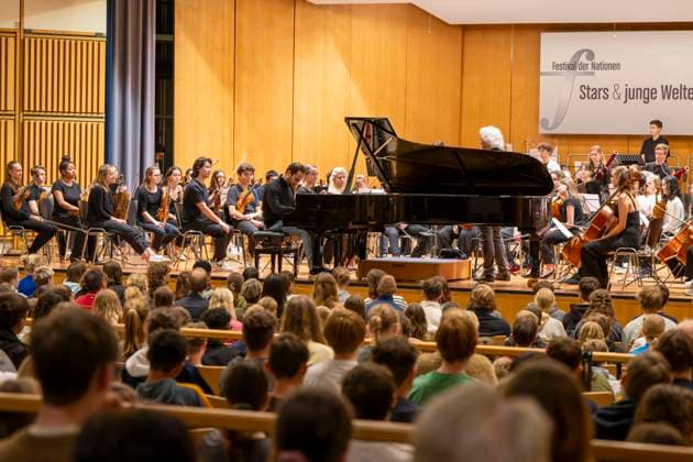 22.09.2023, Internationales Klassikfestival: Festival der Nationen 2023, im Kurhaus Bad Wörishofen im Unterallgäu, Vorsicht Klassik - Das große Schulkonzert für Schülerinnen und Schüler im Kursaal mit Igor Levit mit dem vbw-Festivalorchester 22.09.2023, Klassikfestival Bad Wörishofen 22.09.2023, Klassikfestival Bad Wörishofen