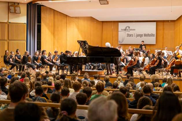 22.09.2023, Internationales Klassikfestival: Festival der Nationen 2023, im Kurhaus Bad Wörishofen im Unterallgäu, Vorsicht Klassik - Das große Schulkonzert für Schülerinnen und Schüler im Kursaal mit Igor Levit mit dem vbw-Festivalorchester 22.09.2023, Klassikfestival Bad Wörishofen 22.09.2023, Klassikfestival Bad Wörishofen