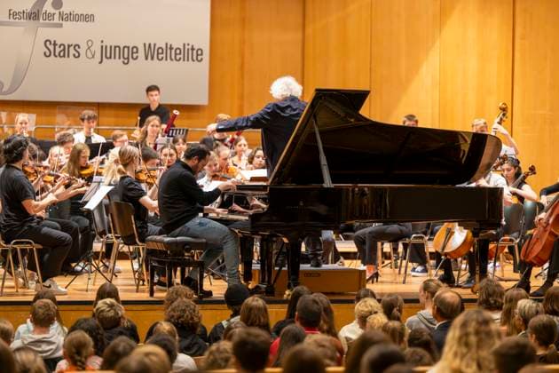 22.09.2023, Internationales Klassikfestival: Festival der Nationen 2023, im Kurhaus Bad Wörishofen im Unterallgäu, Vorsicht Klassik - Das große Schulkonzert für Schülerinnen und Schüler im Kursaal mit Igor Levit mit dem vbw-Festivalorchester 22.09.2023, Klassikfestival Bad Wörishofen 22.09.2023, Klassikfestival Bad Wörishofen