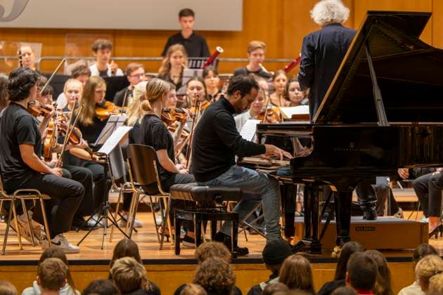 22.09.2023, Internationales Klassikfestival: Festival der Nationen 2023, im Kurhaus Bad Wörishofen im Unterallgäu, Vorsicht Klassik - Das große Schulkonzert für Schülerinnen und Schüler im Kursaal mit Igor Levit mit dem vbw-Festivalorchester 22.09.2023, Klassikfestival Bad Wörishofen 22.09.2023, Klassikfestival Bad Wörishofen