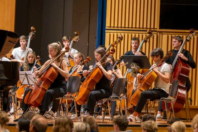 22.09.2023, Internationales Klassikfestival: Festival der Nationen 2023, im Kurhaus Bad Wörishofen im Unterallgäu, Vorsicht Klassik - Das große Schulkonzert für Schülerinnen und Schüler im Kursaal mit Igor Levit mit dem vbw-Festivalorchester 22.09.2023, Klassikfestival Bad Wörishofen 22.09.2023, Klassikfestival Bad Wörishofen