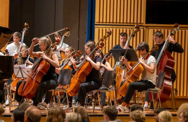 22.09.2023, Internationales Klassikfestival: Festival der Nationen 2023, im Kurhaus Bad Wörishofen im Unterallgäu, Vorsicht Klassik - Das große Schulkonzert für Schülerinnen und Schüler im Kursaal mit Igor Levit mit dem vbw-Festivalorchester 22.09.2023, Klassikfestival Bad Wörishofen 22.09.2023, Klassikfestival Bad Wörishofen