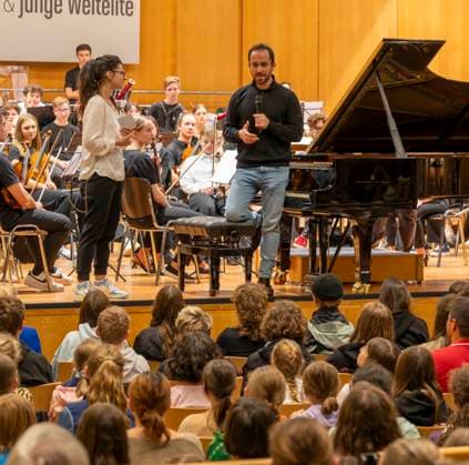 22.09.2023, Internationales Klassikfestival: Festival der Nationen 2023, im Kurhaus Bad Wörishofen im Unterallgäu, Vorsicht Klassik - Das große Schulkonzert für Schülerinnen und Schüler im Kursaal mit Igor Levit (re) mit dem vbw-Festivalorchester li: Moderatorin Katharina Neuschaefer 22.09.2023, Klassikfestival Bad Wörishofen 22.09.2023, Klassikfestival Bad Wörishofen