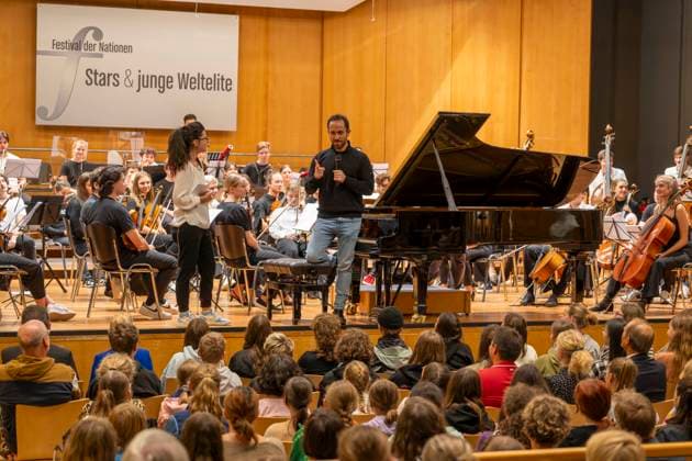 22.09.2023, Internationales Klassikfestival: Festival der Nationen 2023, im Kurhaus Bad Wörishofen im Unterallgäu, Vorsicht Klassik - Das große Schulkonzert für Schülerinnen und Schüler im Kursaal mit Igor Levit (re) mit dem vbw-Festivalorchester li: Moderatorin Katharina Neuschaefer 22.09.2023, Klassikfestival Bad Wörishofen 22.09.2023, Klassikfestival Bad Wörishofen
