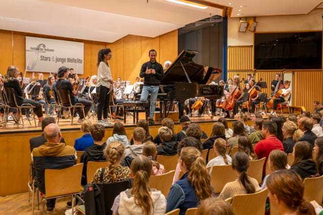 22.09.2023, Internationales Klassikfestival: Festival der Nationen 2023, im Kurhaus Bad Wörishofen im Unterallgäu, Vorsicht Klassik - Das große Schulkonzert für Schülerinnen und Schüler im Kursaal mit Igor Levit (re) mit dem vbw-Festivalorchester li: Moderatorin Katharina Neuschaefer 22.09.2023, Klassikfestival Bad Wörishofen 22.09.2023, Klassikfestival Bad Wörishofen