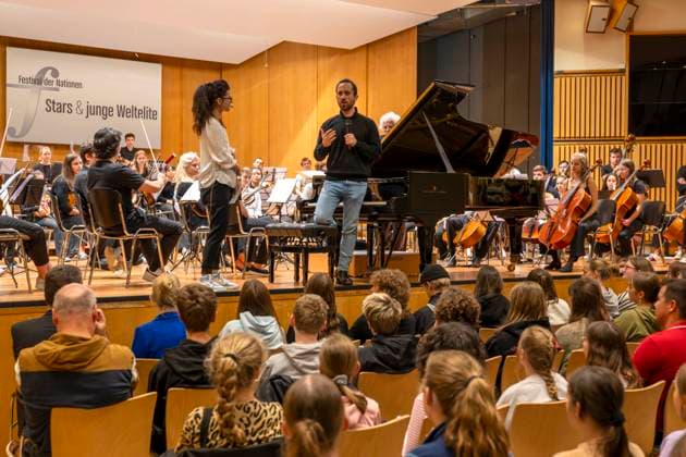 22.09.2023, Internationales Klassikfestival: Festival der Nationen 2023, im Kurhaus Bad Wörishofen im Unterallgäu, Vorsicht Klassik - Das große Schulkonzert für Schülerinnen und Schüler im Kursaal mit Igor Levit (re) mit dem vbw-Festivalorchester li: Moderatorin Katharina Neuschaefer 22.09.2023, Klassikfestival Bad Wörishofen 22.09.2023, Klassikfestival Bad Wörishofen