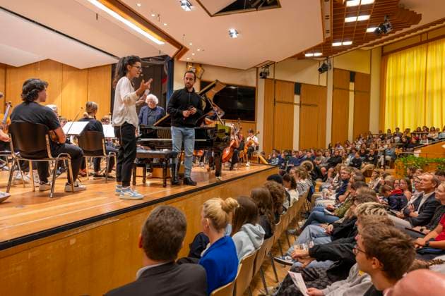 22.09.2023, Internationales Klassikfestival: Festival der Nationen 2023, im Kurhaus Bad Wörishofen im Unterallgäu, Vorsicht Klassik - Das große Schulkonzert für Schülerinnen und Schüler im Kursaal mit Igor Levit (re) mit dem vbw-Festivalorchester li: Moderatorin Katharina Neuschaefer 22.09.2023, Klassikfestival Bad Wörishofen 22.09.2023, Klassikfestival Bad Wörishofen