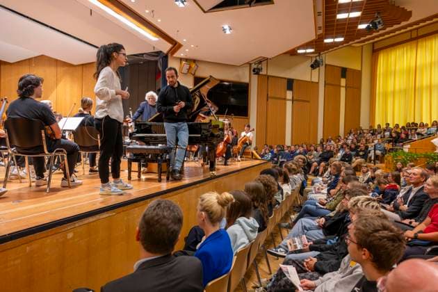 22.09.2023, Internationales Klassikfestival: Festival der Nationen 2023, im Kurhaus Bad Wörishofen im Unterallgäu, Vorsicht Klassik - Das große Schulkonzert für Schülerinnen und Schüler im Kursaal mit Igor Levit (re) mit dem vbw-Festivalorchester li: Moderatorin Katharina Neuschaefer 22.09.2023, Klassikfestival Bad Wörishofen 22.09.2023, Klassikfestival Bad Wörishofen