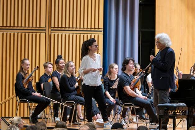 22.09.2023, Internationales Klassikfestival: Festival der Nationen 2023, im Kurhaus Bad Wörishofen im Unterallgäu, Vorsicht Klassik - Das große Schulkonzert für Schülerinnen und Schüler im Kursaal mit Igor Levit mit dem vbw-Festivalorchester, re: Christoph Adt, Dirigent. li: Moderatorin Katharina Neuschaefer 22.09.2023, Klassikfestival Bad Wörishofen 22.09.2023, Klassikfestival Bad Wörishofen