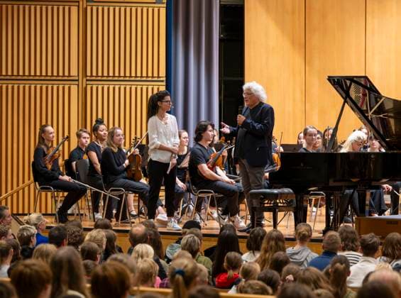 22.09.2023, Internationales Klassikfestival: Festival der Nationen 2023, im Kurhaus Bad Wörishofen im Unterallgäu, Vorsicht Klassik - Das große Schulkonzert für Schülerinnen und Schüler im Kursaal mit Igor Levit mit dem vbw-Festivalorchester, re: Christoph Adt, Dirigent. li: Moderatorin Katharina Neuschaefer 22.09.2023, Klassikfestival Bad Wörishofen 22.09.2023, Klassikfestival Bad Wörishofen