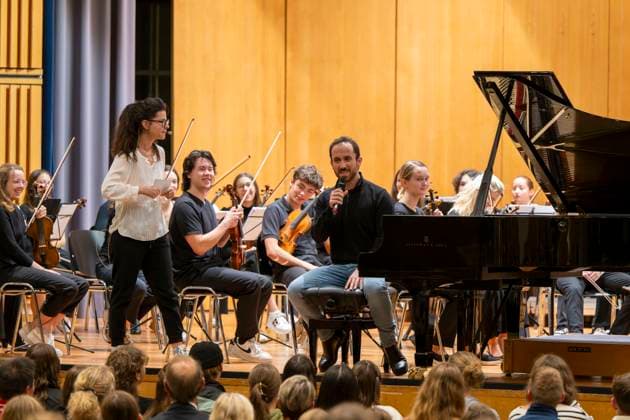22.09.2023, Internationales Klassikfestival: Festival der Nationen 2023, im Kurhaus Bad Wörishofen im Unterallgäu, Vorsicht Klassik - Das große Schulkonzert für Schülerinnen und Schüler im Kursaal mit Igor Levit (re) mit dem vbw-Festivalorchester li: Moderatorin Katharina Neuschaefer 22.09.2023, Klassikfestival Bad Wörishofen 22.09.2023, Klassikfestival Bad Wörishofen