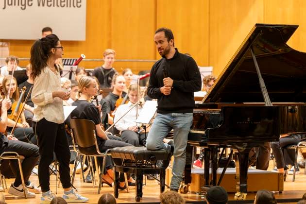 22.09.2023, Internationales Klassikfestival: Festival der Nationen 2023, im Kurhaus Bad Wörishofen im Unterallgäu, Vorsicht Klassik - Das große Schulkonzert für Schülerinnen und Schüler im Kursaal mit Igor Levit (re) mit dem vbw-Festivalorchester li: Moderatorin Katharina Neuschaefer 22.09.2023, Klassikfestival Bad Wörishofen 22.09.2023, Klassikfestival Bad Wörishofen