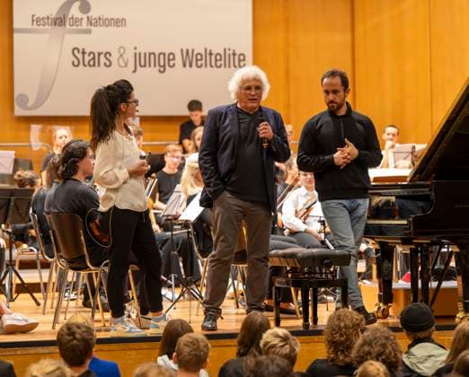22.09.2023, Internationales Klassikfestival: Festival der Nationen 2023, im Kurhaus Bad Wörishofen im Unterallgäu, Vorsicht Klassik - Das große Schulkonzert für Schülerinnen und Schüler im Kursaal mit Igor Levit (re) mit dem vbw-Festivalorchester li: Moderatorin Katharina Neuschaefer , Mitte: Christoph Adt (Dirigent) 22.09.2023, Klassikfestival Bad Wörishofen 22.09.2023, Klassikfestival Bad Wörishofen