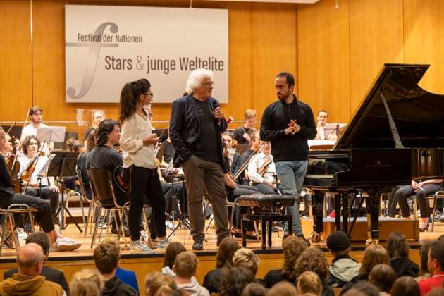 22.09.2023, Internationales Klassikfestival: Festival der Nationen 2023, im Kurhaus Bad Wörishofen im Unterallgäu, Vorsicht Klassik - Das große Schulkonzert für Schülerinnen und Schüler im Kursaal mit Igor Levit (re) mit dem vbw-Festivalorchester li: Moderatorin Katharina Neuschaefer , Mitte: Christoph Adt (Dirigent) 22.09.2023, Klassikfestival Bad Wörishofen 22.09.2023, Klassikfestival Bad Wörishofen