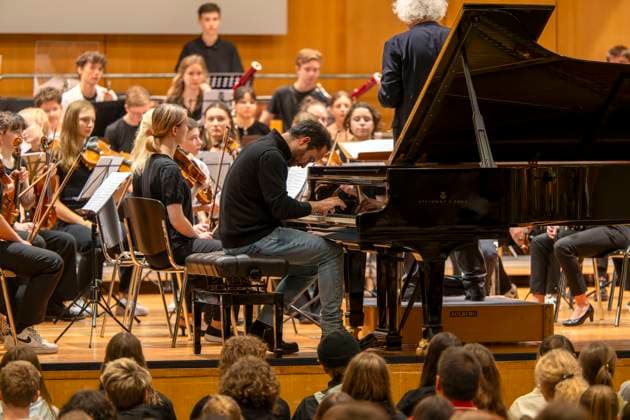 22.09.2023, Internationales Klassikfestival: Festival der Nationen 2023, im Kurhaus Bad Wörishofen im Unterallgäu, Vorsicht Klassik - Das große Schulkonzert für Schülerinnen und Schüler im Kursaal mit Igor Levit mit dem vbw-Festivalorchester 22.09.2023, Klassikfestival Bad Wörishofen 22.09.2023, Klassikfestival Bad Wörishofen