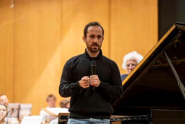 22.09.2023, Internationales Klassikfestival: Festival der Nationen 2023, im Kurhaus Bad Wörishofen im Unterallgäu, Vorsicht Klassik - Das große Schulkonzert für Schülerinnen und Schüler im Kursaal mit Igor Levit mit dem vbw-Festivalorchester 22.09.2023, Klassikfestival Bad Wörishofen 22.09.2023, Klassikfestival Bad Wörishofen *** 22 09 2023, International Classical Music Festival Festival of Nations 2023, at the Kurhaus Bad Wörishofen in Unterallgäu, Caution Classical Music The great school concert for schoolchildren in the Kursaal with Igor Levit with the vbw Festival Orchestra 22 09 2023, Classical Music Festival Bad Wörishofen 22 09 2023, Classical Music Festival Bad Wörishofen