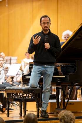 22.09.2023, Internationales Klassikfestival: Festival der Nationen 2023, im Kurhaus Bad Wörishofen im Unterallgäu, Vorsicht Klassik - Das große Schulkonzert für Schülerinnen und Schüler im Kursaal mit Igor Levit mit dem vbw-Festivalorchester 22.09.2023, Klassikfestival Bad Wörishofen 22.09.2023, Klassikfestival Bad Wörishofen