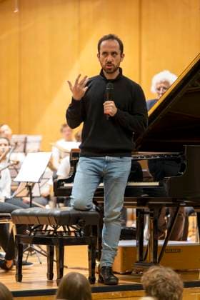 22.09.2023, Internationales Klassikfestival: Festival der Nationen 2023, im Kurhaus Bad Wörishofen im Unterallgäu, Vorsicht Klassik - Das große Schulkonzert für Schülerinnen und Schüler im Kursaal mit Igor Levit mit dem vbw-Festivalorchester 22.09.2023, Klassikfestival Bad Wörishofen 22.09.2023, Klassikfestival Bad Wörishofen
